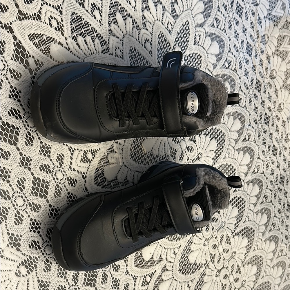 Women’s black sneaker/shoe